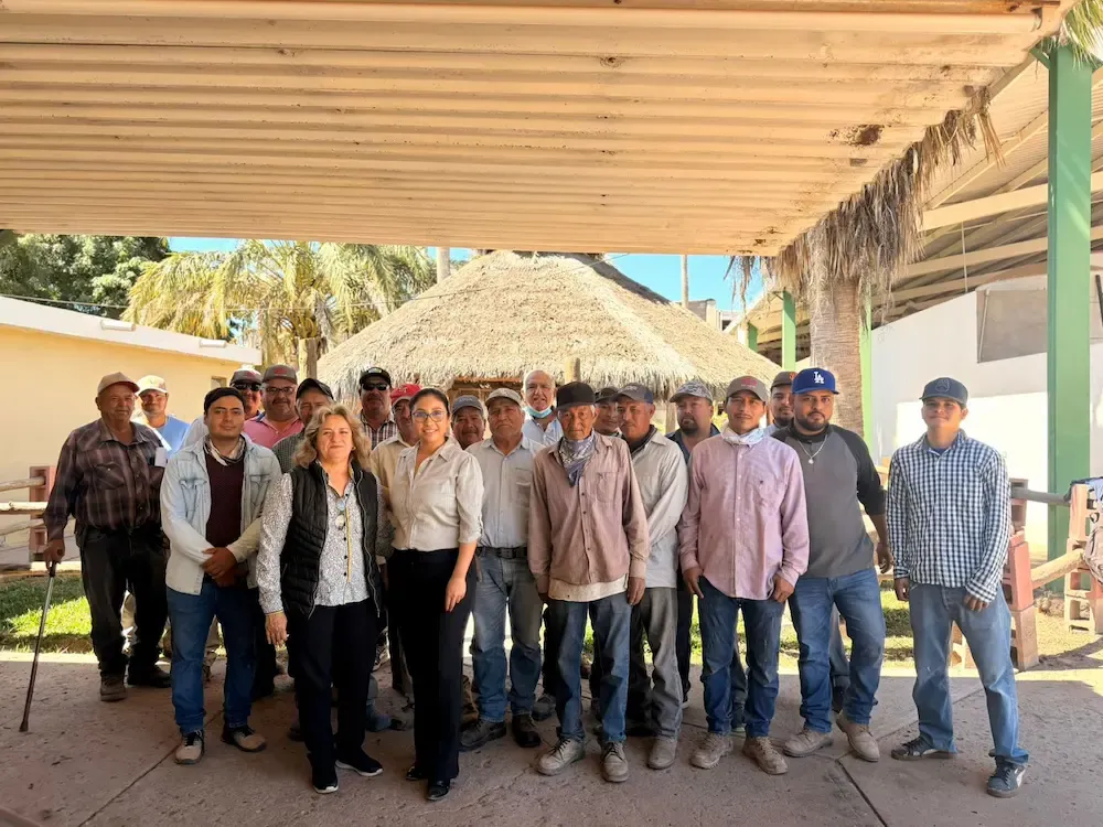 Equipo trabajando en instalaciones de Agrícola Rábago